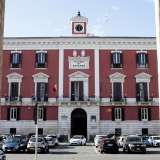 Il nostro viaggio parte in piazza Libert�, l� dove si apre la facciata bianca e rossa della Prefettura, edificio costruito tra il 1823 e il 1829. In realt� il palazzo non sorse ex novo, ma fu il risultato del riutilizzo e dell�ampliamento del convento dei Domenicani, costruito a partire dal 1286

